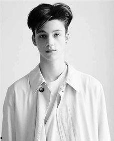 欧美发箍帅哥图片,发箍帅哥的时尚演绎